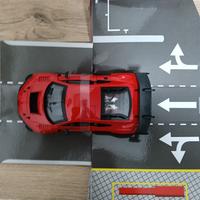 Audi R8 e modellino Ferrari con pista