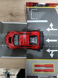 Audi R8 e modellino Ferrari con pista