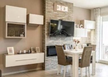 Mobili da soggiorno bianchi lucidi