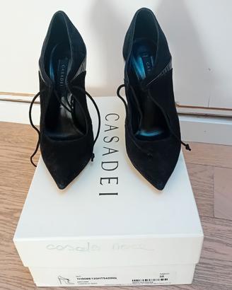 Decollete in pelle scamosciata con tacco