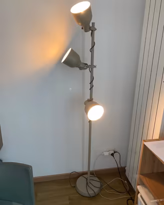 Lampada design a tre faretti