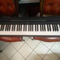 Piano forte elettrico Yamaha P-45 con struttura