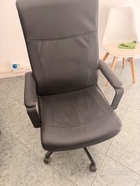 Sedia girevole nera ufficio