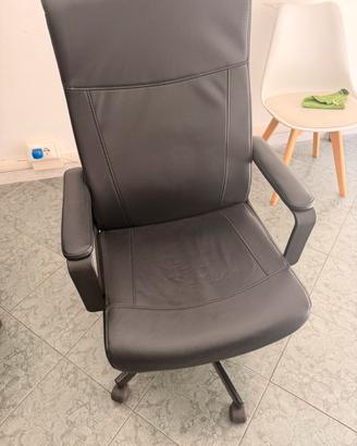 Sedia girevole nera ufficio