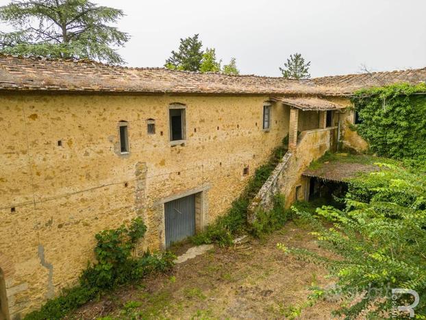 Rustico da ristrutturare con 10 ettari di terreno