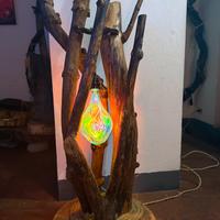 Lampada in legno di olivo fatta a mano