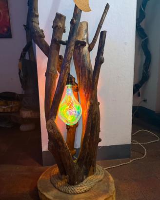 Lampada in legno di olivo fatta a mano