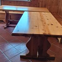 Tavoli in legno massiccio e panca contenitore 
