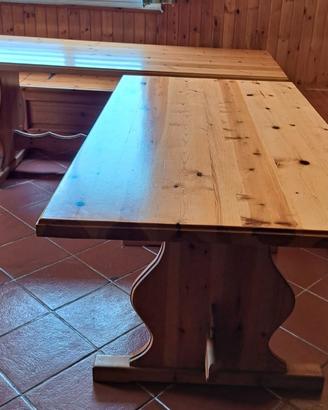 Tavoli in legno massiccio e panca contenitore 