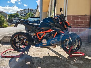 ktm superduke 1290 r anno 2023.