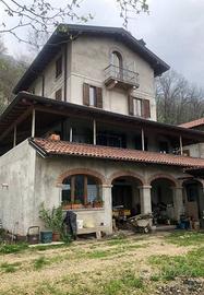 Immobile in asta di 590 m² con più di 5 locali a A