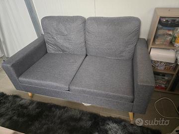 Divano grigio chiaro