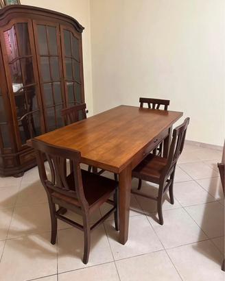 Tavolo da pranzo in legno con 4 sedie