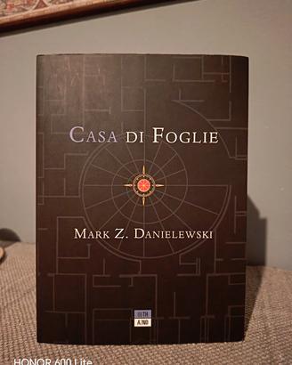 Libro "Casa di foglie" di Mark Z. Danoelwwski