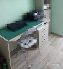 Scrivania con cassettiera