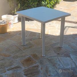 Tavolo bianco da giardino con foto per ombrellone