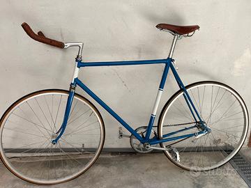 Bici vintage contropedale, sella e manubrio Brooks