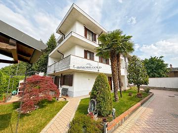 Ampia villa di testa con giardino e box doppio