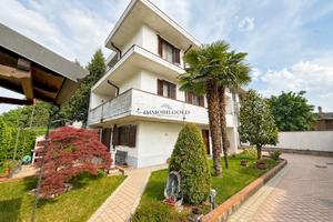 Ampia villa di testa con giardino e box doppio