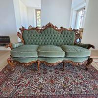 Divano in stile barocco caratterizzato da finiture