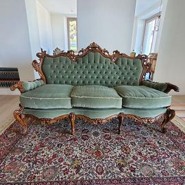 Divano in stile barocco caratterizzato da finiture