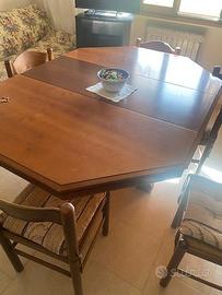 Tavolo da pranzo con sedie abbinate
