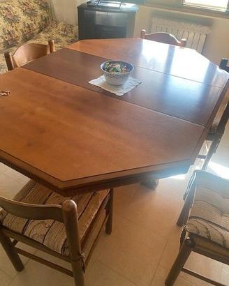 Tavolo da pranzo con sedie abbinate