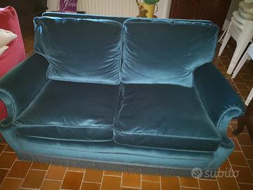 Due divani in velluto