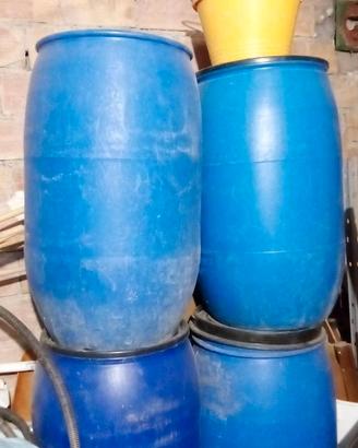 Bidoni plastica per acqua orto campagna con tappo