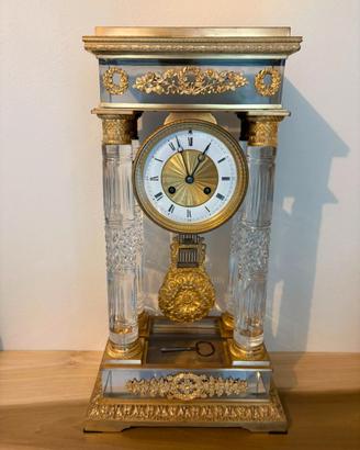 Orologio antico a pendolo in bronzo e cristallo