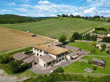 Rustico / Casale di 890 m² con più di 5 locali e b