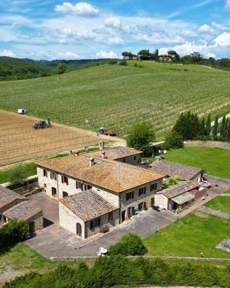 Rustico / Casale di 890 m² con più di 5 locali e b