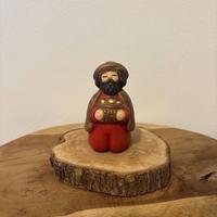 Pastore con doni rosso presepe classico Thun