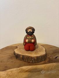 Pastore con doni rosso presepe classico Thun