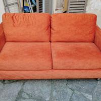 Divano arancione poltre e sofa.
