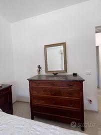 Camera da letto in legno con piano in marmo