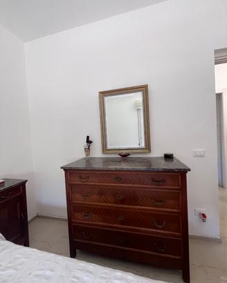 Camera da letto in legno con piano in marmo