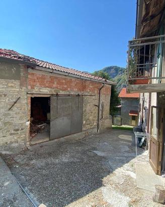 Casa indipendente di 150 m² con 5 locali e box aut