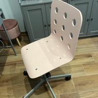 Sedia rosa a rotelle