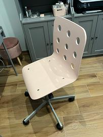 Sedia rosa a rotelle