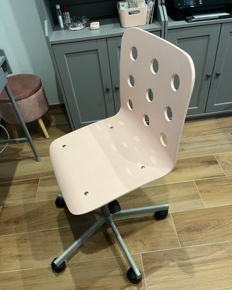 Sedia rosa con rotelle