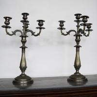 Coppia di candelabri in metallo argentato a quattr