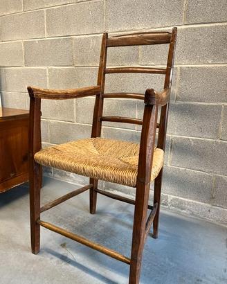 Sedia in legno con braccioli