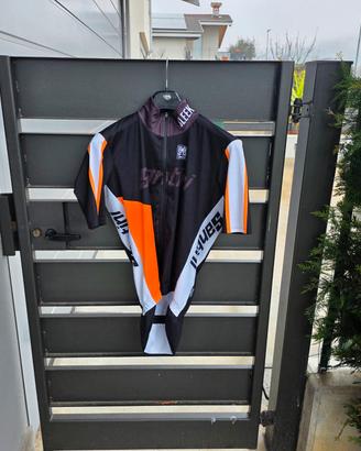 completo estivo salopette e maglia taglia L