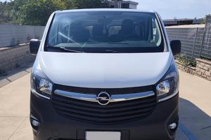 Pulmino 9 posti modello Opel Vivaro bianco - 2018