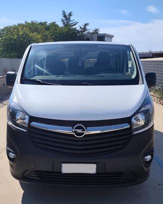 Pulmino 9 posti modello Opel Vivaro bianco - 2018