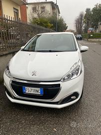 Peugeot 208 puretech 82 Black line