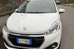Peugeot 208 puretech 82 Black line