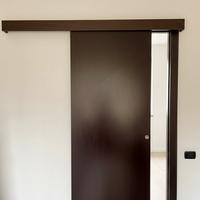 Porta Scorrevole con mantovana esterna e telaio