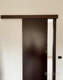 Porta Scorrevole con mantovana esterna e telaio